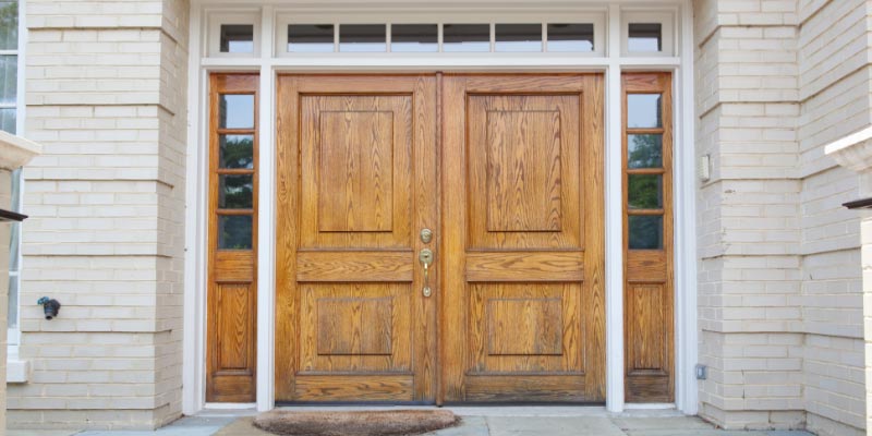 Choisir une porte d'entrée en bois, en aluminium ou en PVC ?